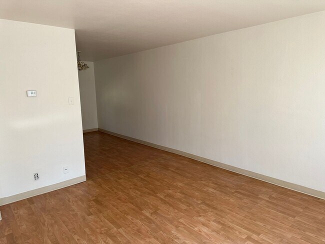 Building Photo - $1100 - 2 Bedroom 1 Bathroom Townhome