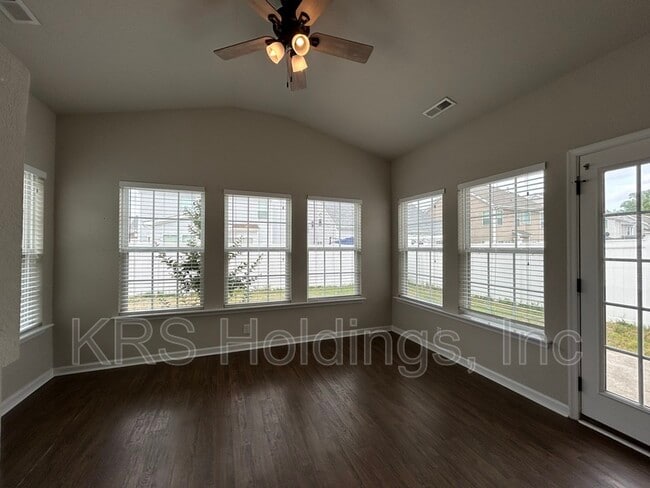 Building Photo - 203 Markham St