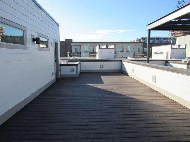 Foto del edificio - Town home a Block away from Sloan's Lake with roof top Deck