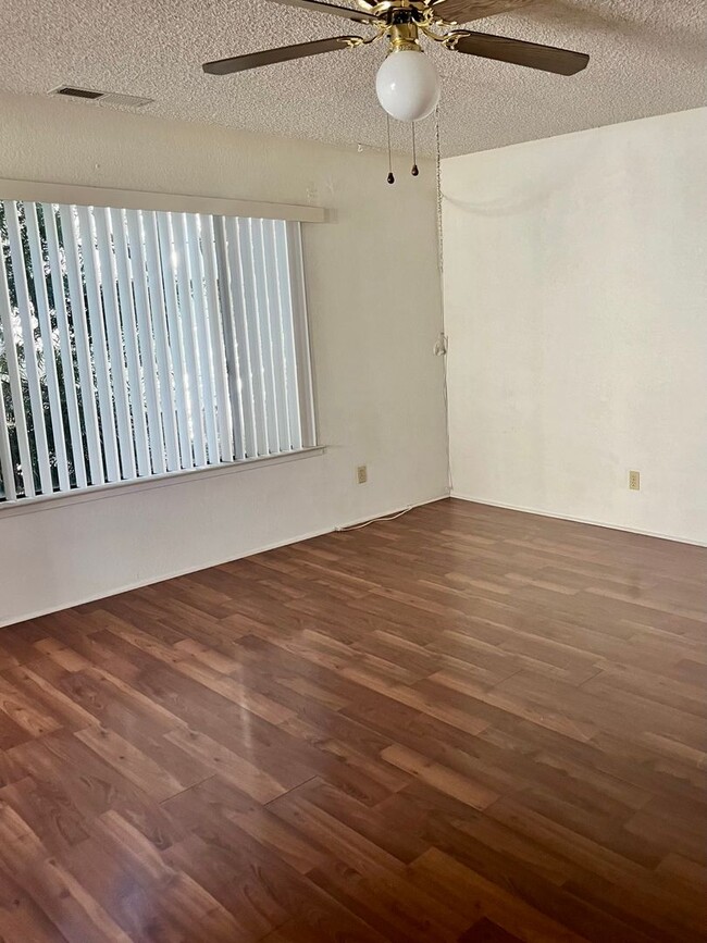 Foto del edificio - Upstairs 2 bedroom apartment near downtown...