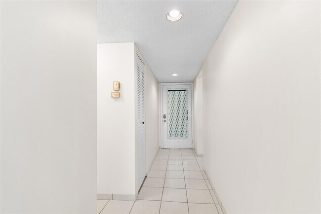 Foto del edificio - 9676 W McNab Rd