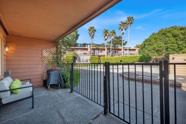Building Photo - Darling Fully Furnished Condo Bathed in Natural Light