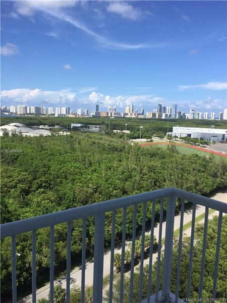 Foto del edificio - 15051 Royal Oaks Ln