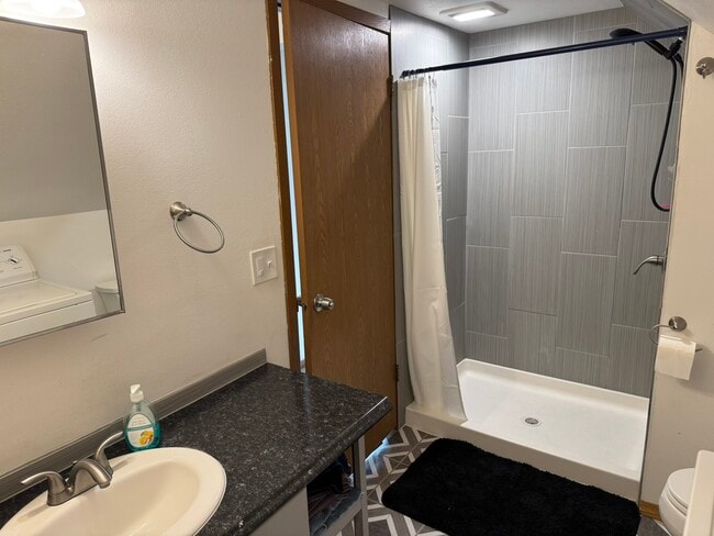 Building Photo - 712 7th St