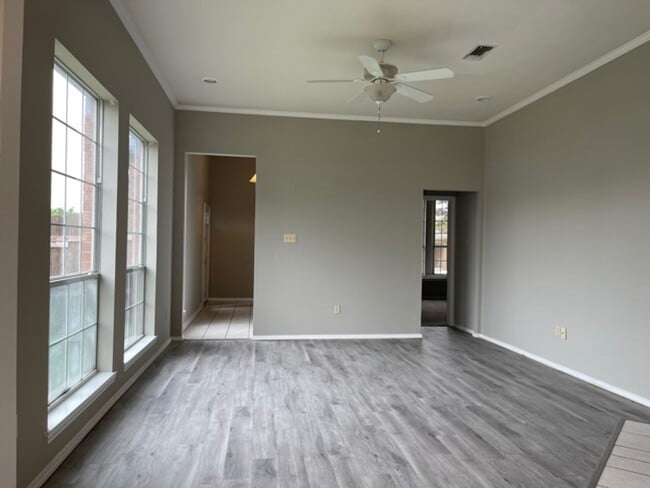 Foto del edificio - 815-819 Valleybrooke Drive