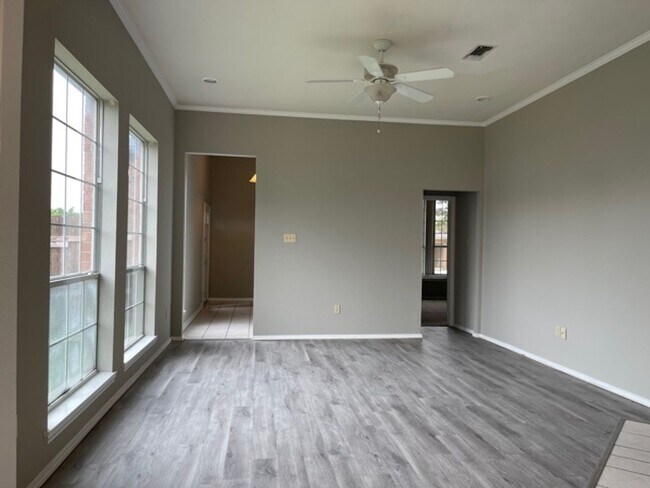Building Photo - 815-819 Valleybrooke Drive