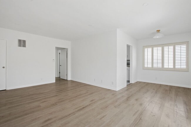 Building Photo - 943 6th St