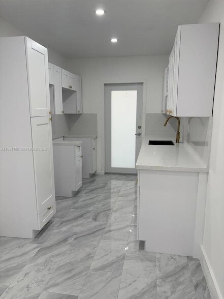 Foto del edificio - 6890 Abbott Ave