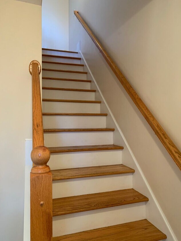 Primary Photo - 3 Bedroom 2 Bath Townhouse with 2 Car Garage