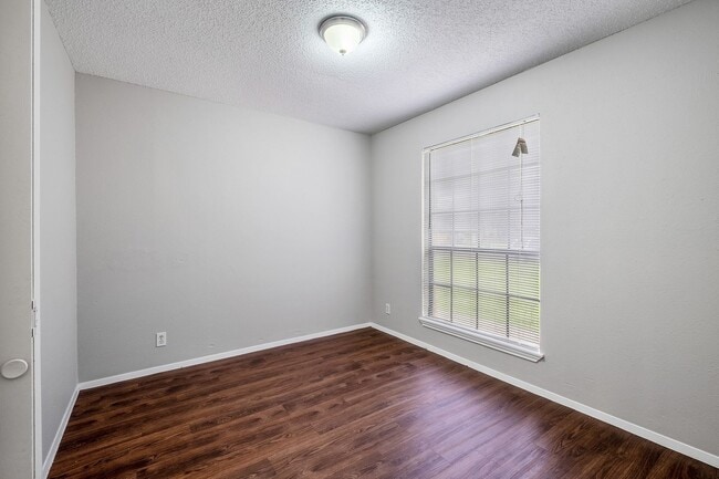 Building Photo - 3 Bedroom, 2 Bath Duplex in Round Rock with 1 Car Garage