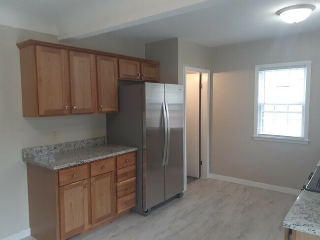 Building Photo - Freshly updated 3 Bed/1.5 Bath House- Robb...