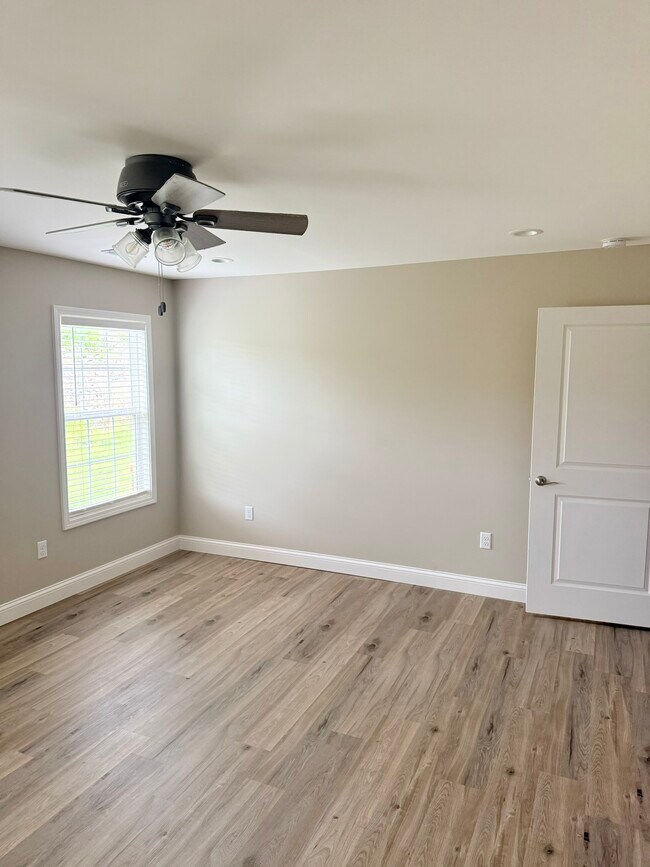 Foto del edificio - 295 Oak Grove Cir