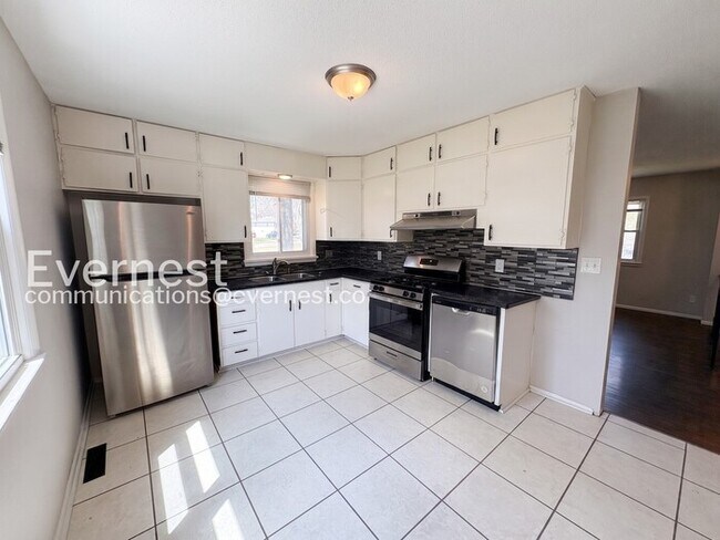 Foto del edificio - 3 Bed/1.5 Bath Home with Garage / Pet-Friendly / Coming Soon!
