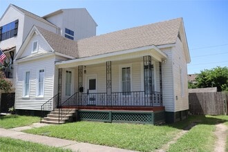 Building Photo - 2008 Crockett St