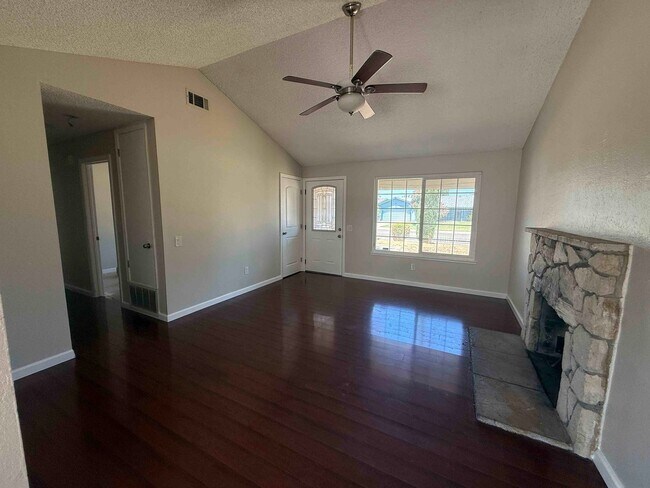 Building Photo - Single Story 4 Bedroom