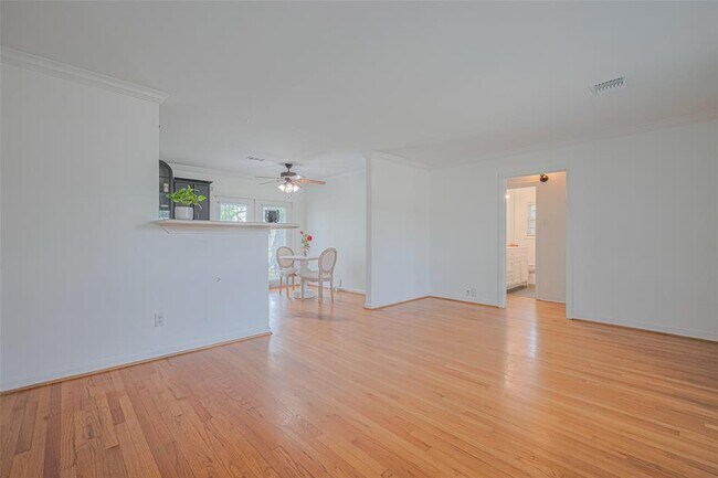 Foto del edificio - 3042 Oak Forest Dr