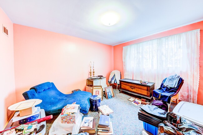 Foto del edificio - Available MAY 2026 - 3 Bed 2 Bath w/ off street parking & garage!