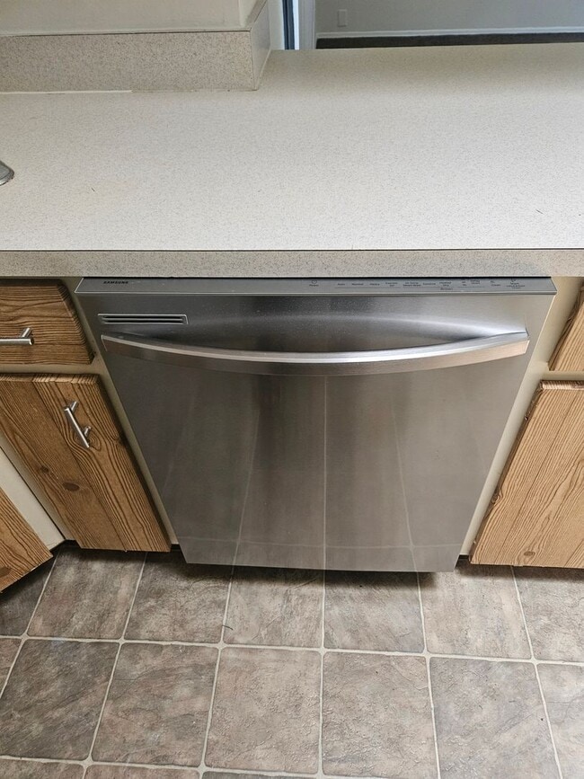 Building Photo - 3 Bedroom 2 Bath 2 Car Garage Deltona