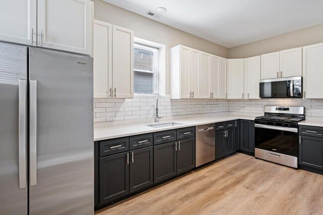 Building Photo - 3 bedroom in Chicago IL 60657