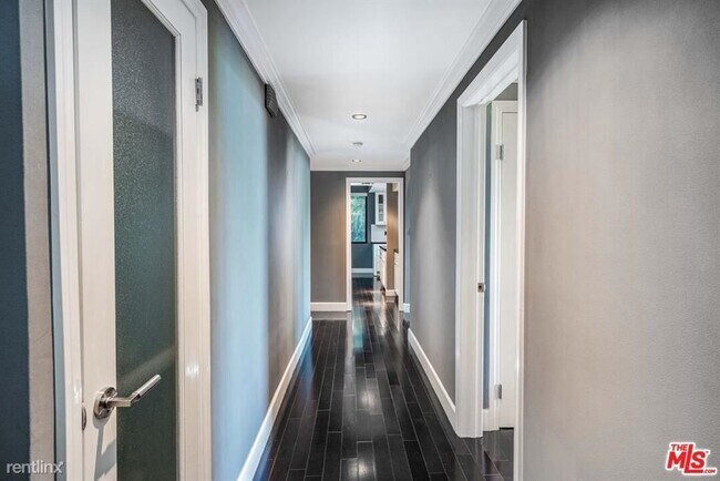 Building Photo - 2 br, 2 bath Condo - 8455 Fountain Ave Uni...
