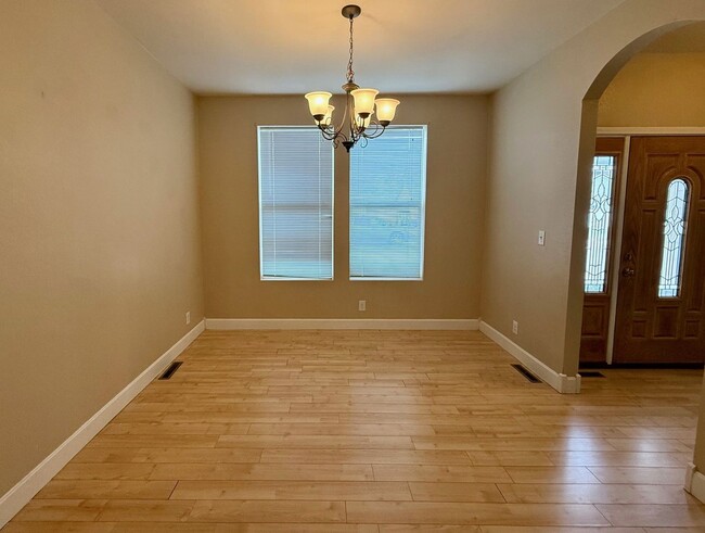 Building Photo - Gorgeous 1 level