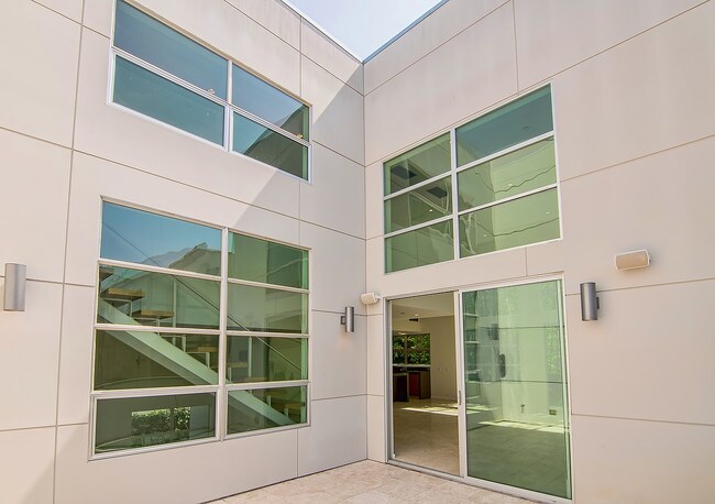 Foto del edificio - 716 Westbourne Dr