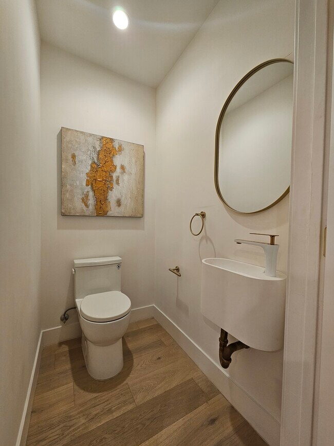 Building Photo - 957 Manzanita St