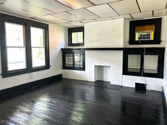 Building Photo - 330 Center St