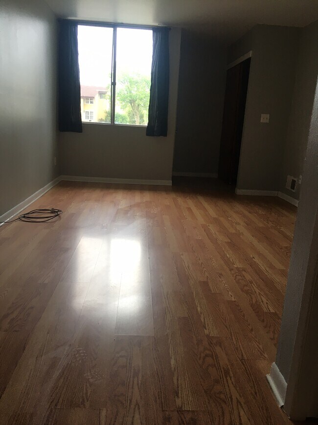 Foto del edificio - 9221D W Allyn St