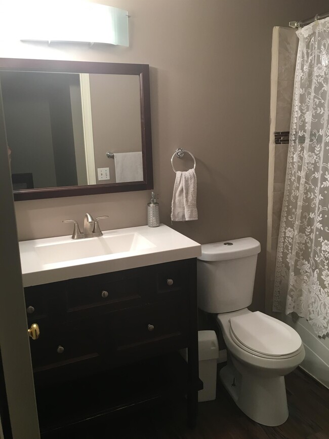 Building Photo - 3 Bed 1.5 Bath Unit in Didsbury, AB