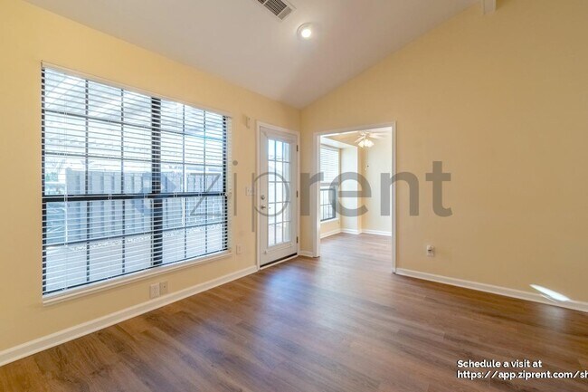 Foto del edificio - 8533 Sawyer Brown Rd