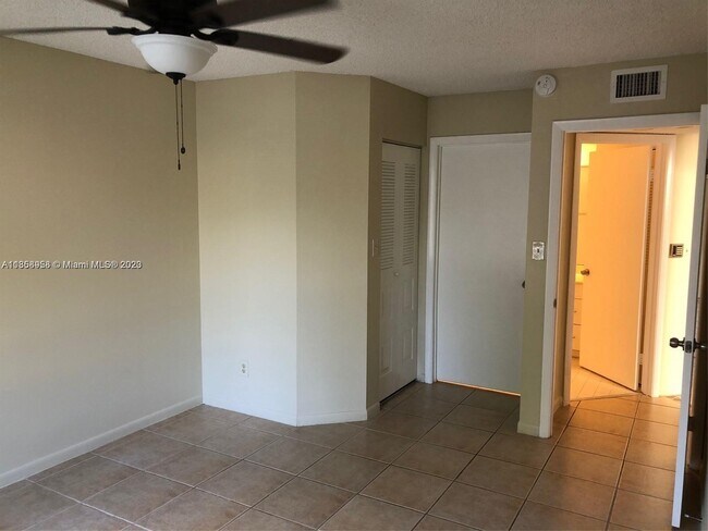 Building Photo - 1002 Coral Club Dr
