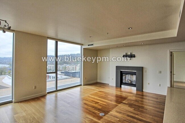 Foto del edificio - 2 Bed, 2 Bath Condo with Den at Atwater Place in Portland