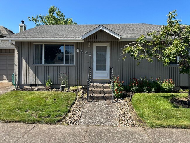 Foto del edificio - Large 2 bedroom 2 bathroom duplex with garage!  MOVE IN SPECIAL!