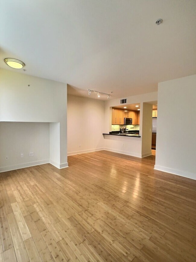 Building Photo - Beautiful 1 Bedroom Condo with Large Patio