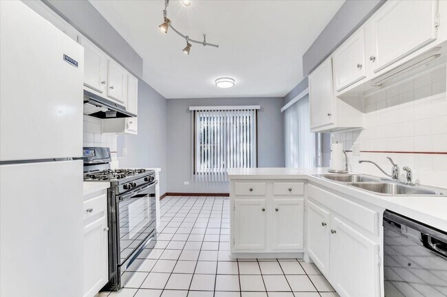 Building Photo - 7030 Sussex Ct