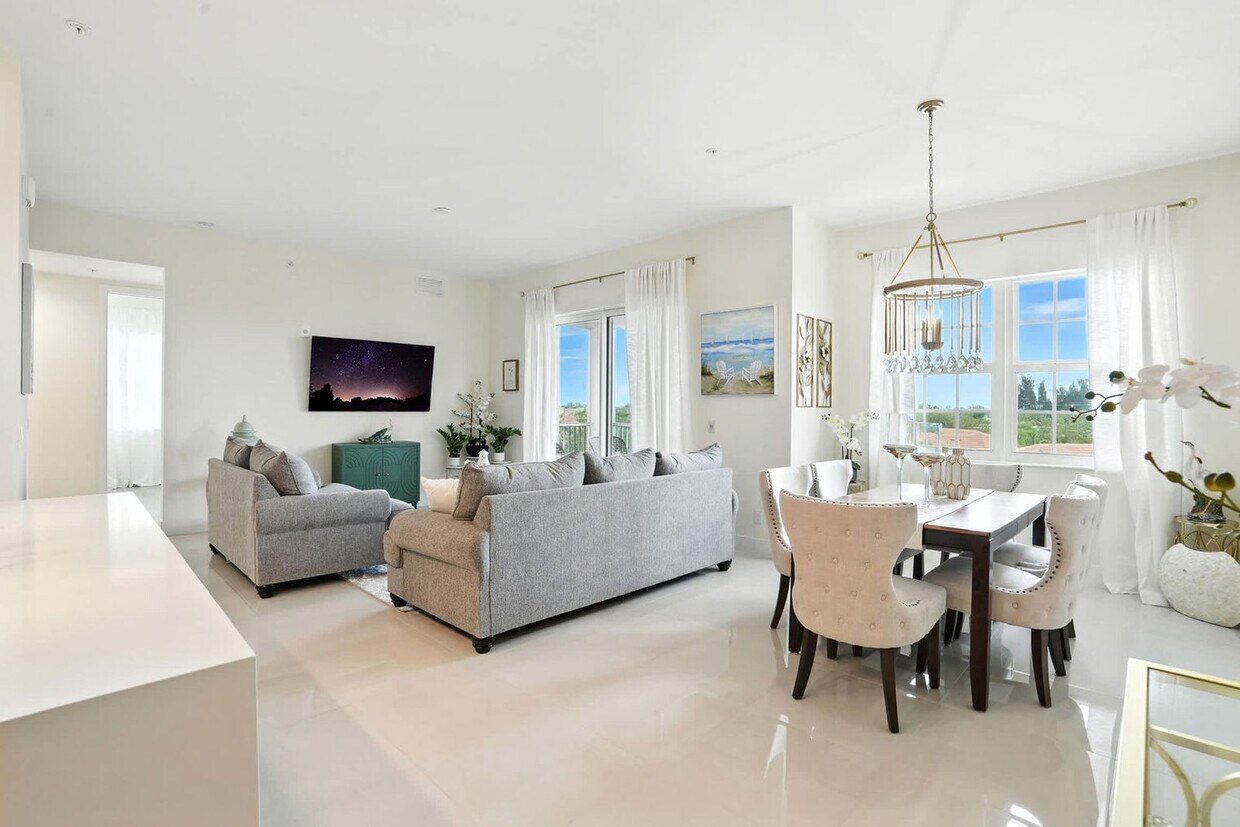 Foto principal - 15900 Royal Pointe Ln