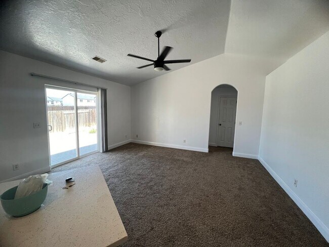Foto del edificio - 4 bedroom Home Available