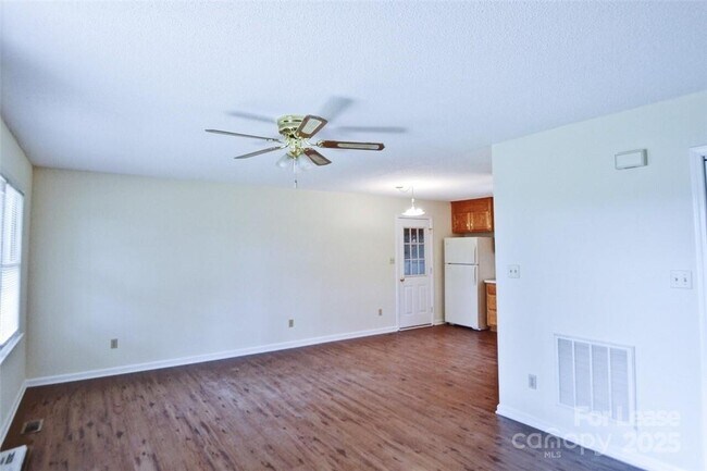 Foto del edificio - 3711 Dorothys Ln