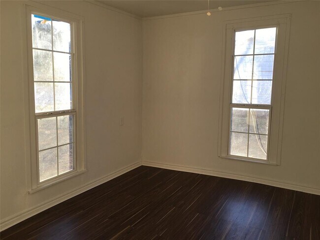 Building Photo - 302 N 14th St