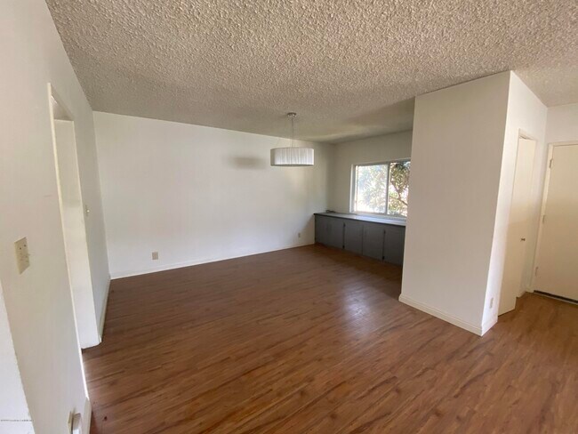 Building Photo - 1615 E Glenoaks Blvd