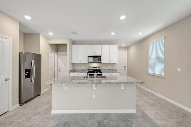 Building Photo - 5688 SE Edgewater Cir