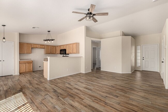 Building Photo - 3 Bedroom / 2 Bath Farmhouse Charmer in Sa...
