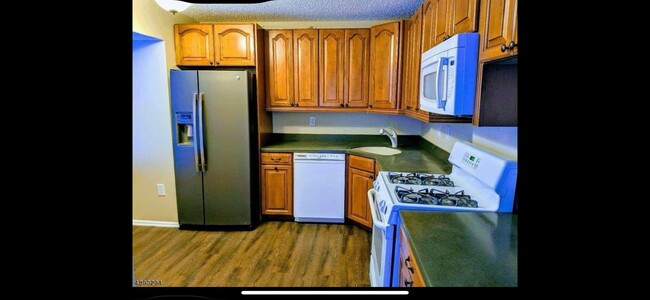 Kitchen - 6 Townsend Ct