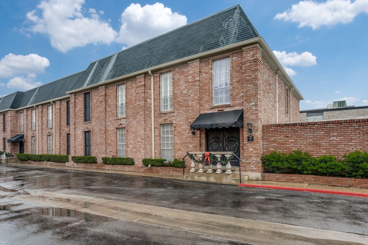 Foto principal - 2 Bedroom Townhome in Alamo Heights