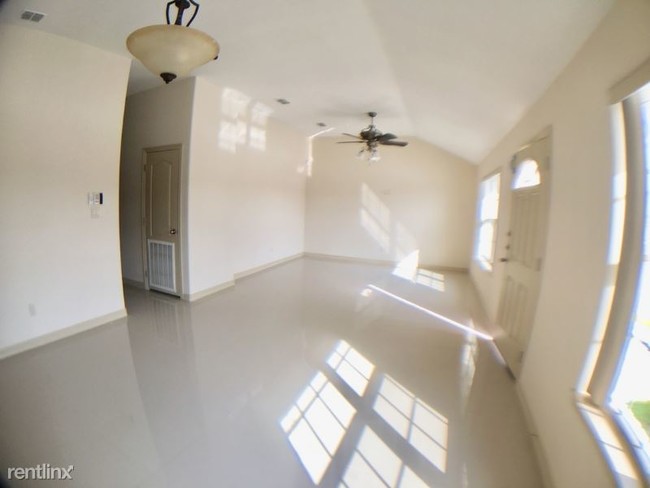 Building Photo - 2 br, 2 bath Apartment - 5401 N 17th St