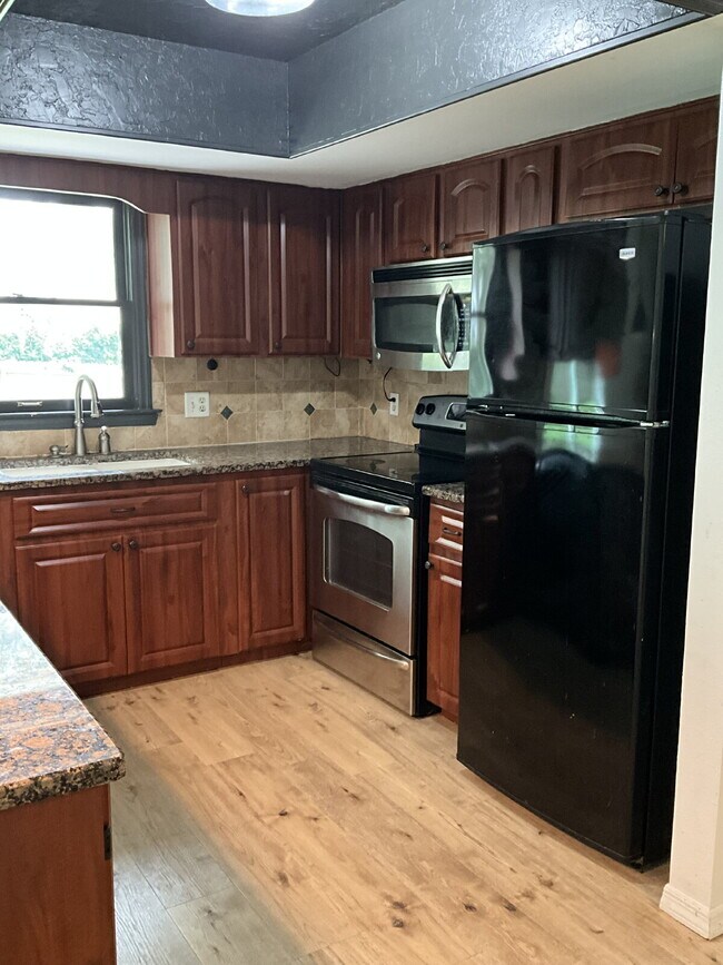 Building Photo - 3 bedroom 2 bath Single Family Home with N...