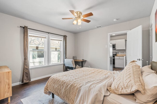 Building Photo - 1004 E Powell Ave