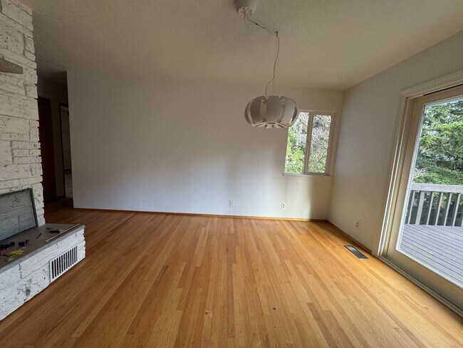 Foto del edificio - 2440 NW 111th Avenue ~ Spectacular Cedar M...