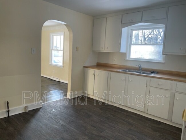 Building Photo - 1496 W Cass Ave